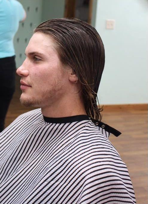 Antes: cabelo comprido penteado para trás