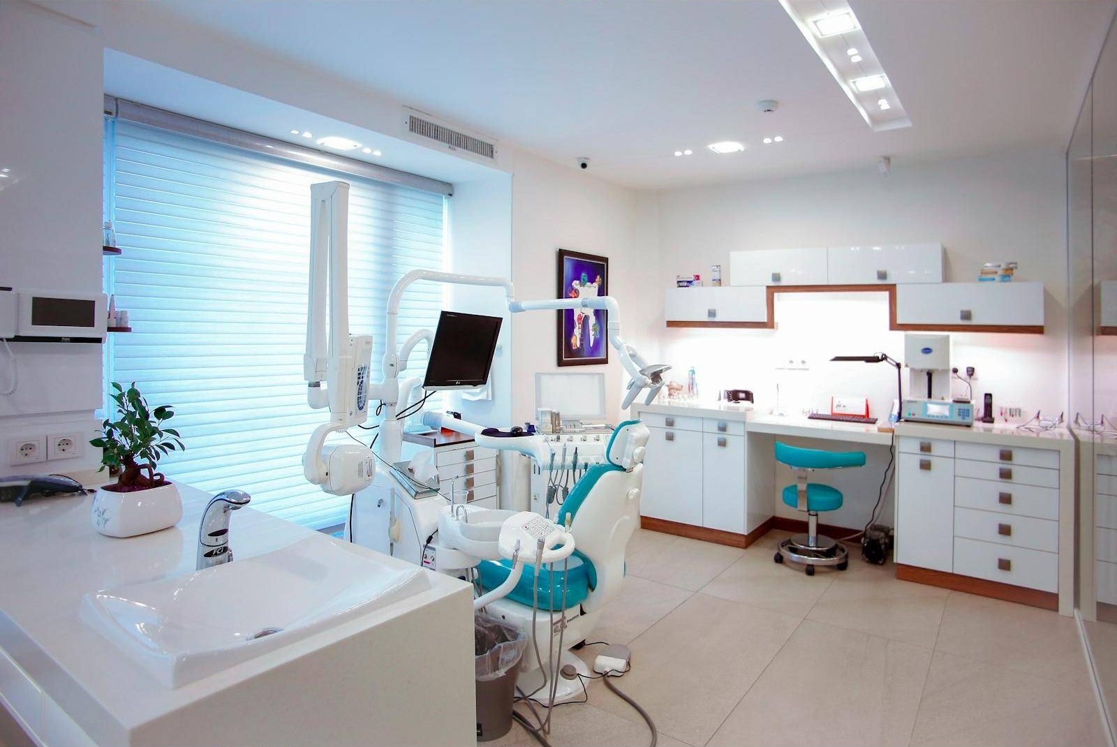 Sala de atendimento da Clínica Vale, iluminada e moderna